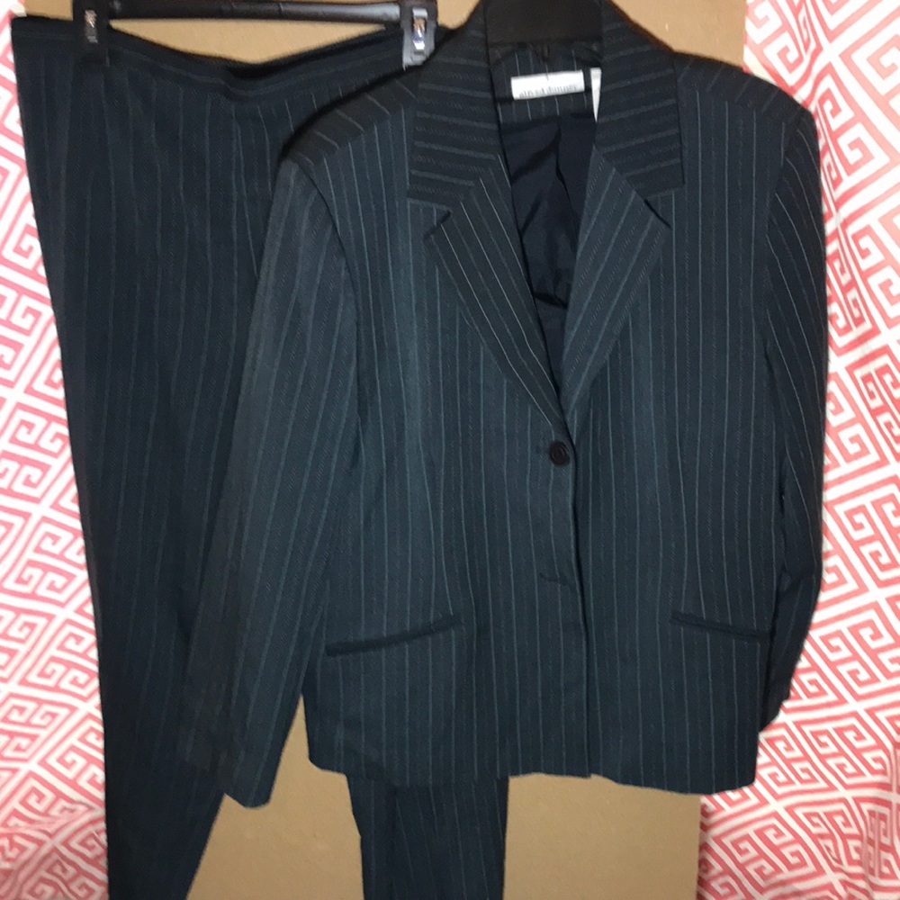 Alfred Dunner women’s dark blue 2 piece pants suit (size 16).
